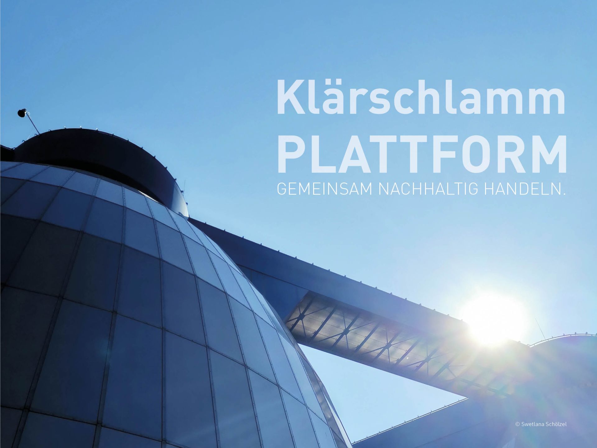 Schriftzug "Klärschlamm Plattform - Gemeinsam nachhaltig handeln" auf dem Foto eines Faulturms im Gegenlicht