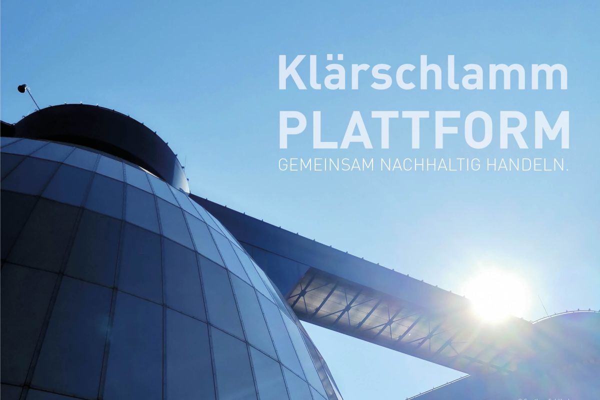 Schriftzug "Klärschlamm Plattform - Gemeinsam nachhaltig handeln" auf dem Foto eines Faulturms im Gegenlicht