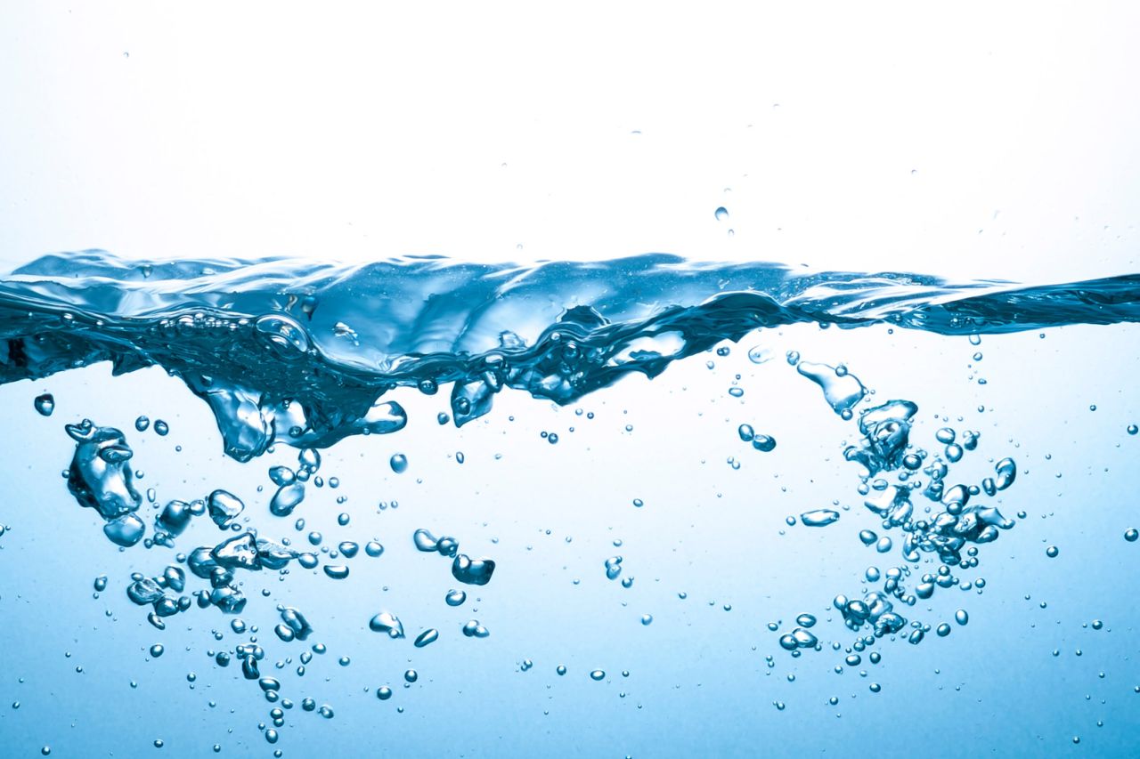 Wellen im Wasser im Querschnitt