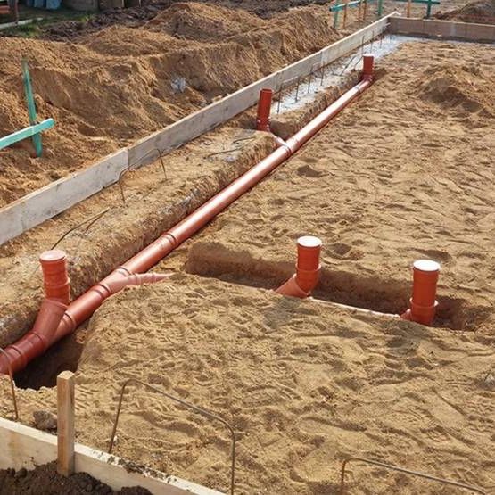 Blick auf eine Baustelle mit noch freiliegenden Rohre zur Grundstücksentwässerung