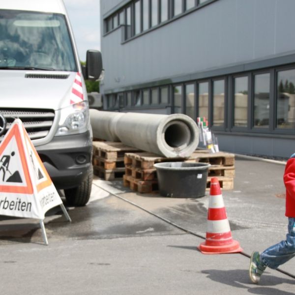 Arbeitsbereich von Kanalarbeiten mit Kind