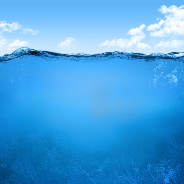 Unterwasseraufnahme, Wasserlinie mit wolkigem Himmel