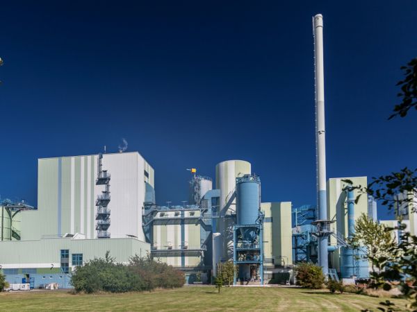 Eine großtechnische Industrieanlage vor blauem Himmel