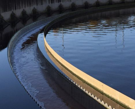 Detailansicht auf ein Becken der Kläranlage Hof