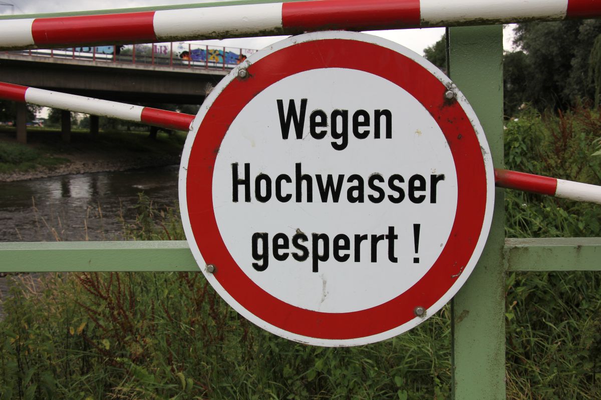 Warnschild Wegen Hochwasser gesperrt